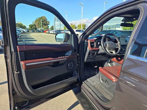 Used 2024 Ford Expedition Limited image 21