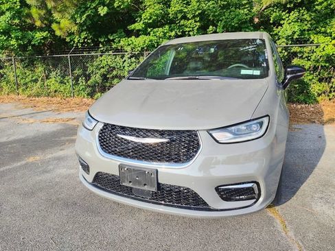 Used 2025 Chrysler Pacifica Select FWD image 2