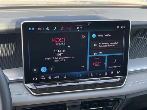 Used 2026 Volkswagen Tiguan SE w/ Panoramic Sunroof Package FWD image 11