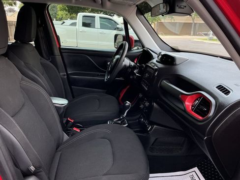 Used 2022 Jeep Renegade Latitude AWD/4WD image 25