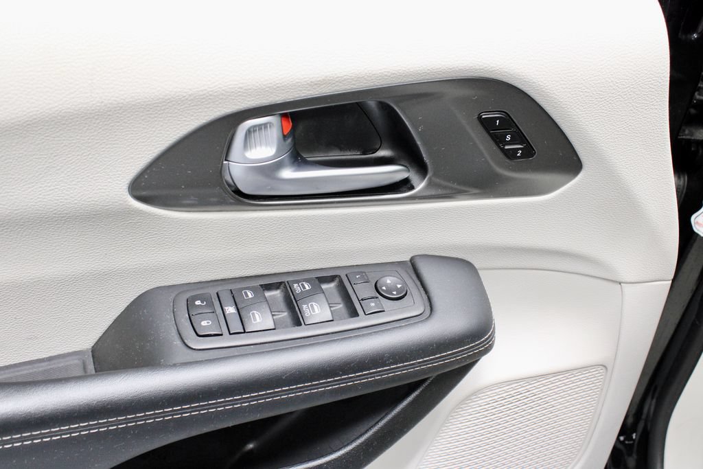 Used 2024 Chrysler Pacifica Touring-L FWD image 24