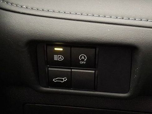 Used 2023 Toyota Highlander LE FWD image 32