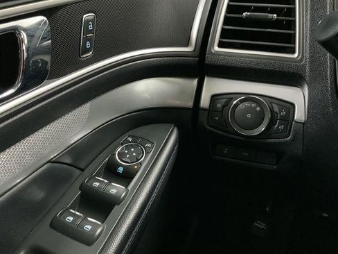 Used 2017 Ford Explorer XLT w/ Equipment Group 202A AWD/4WD image 34