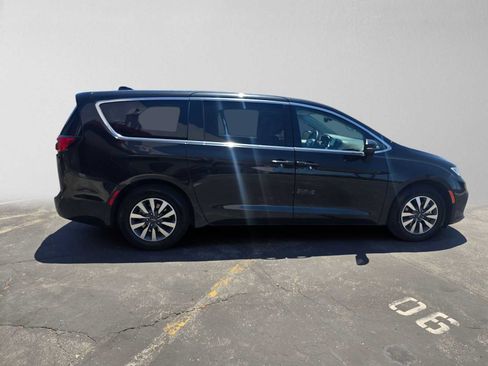 Used 2023 Chrysler Pacifica Touring-L FWD image 2