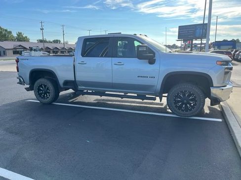 Used 2022 Chevrolet Silverado 2500 LT w/ Convenience Package AWD/4WD image 2