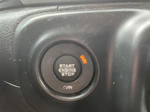 Used 2019 Jeep Wrangler Unlimited Sahara w/ Safety Group image 20