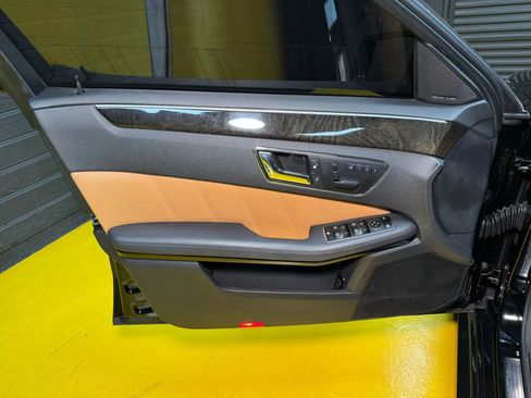 Used 2010 Mercedes-Benz E 550 Sedan image 33