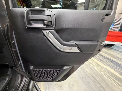 Used 2016 Jeep Wrangler Unlimited Rubicon w/ Connectivity Group AWD/4WD image 47