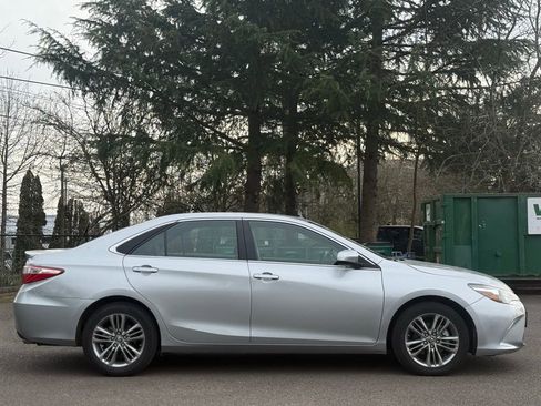 Used 2016 Toyota Camry SE image 6