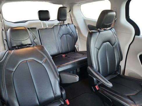 Used 2024 Chrysler Pacifica Touring-L image 18