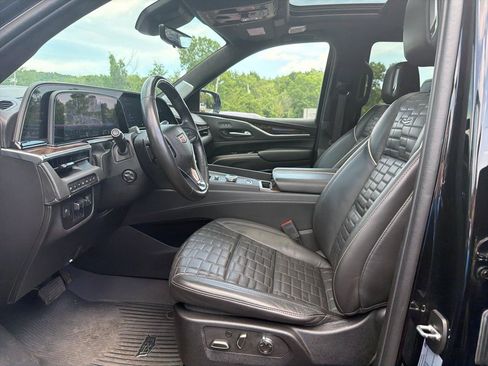 Used 2024 Cadillac Escalade Sport Platinum w/ LPO, ONYX Package AWD/4WD image 17