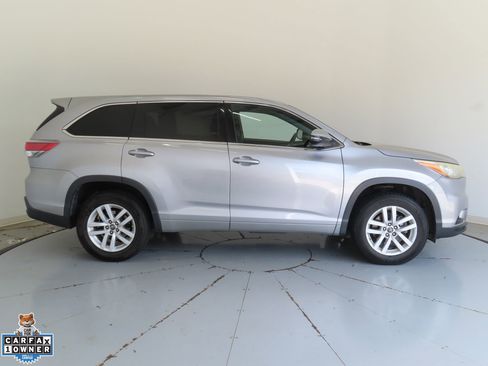 Used 2016 Toyota Highlander LE FWD image 2