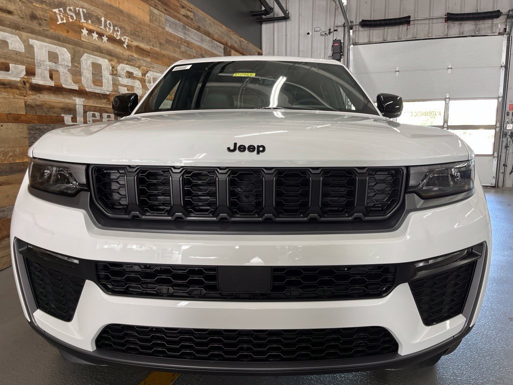 New 2026 Jeep Grand Cherokee Limited w/ Limited Altitude Package AWD/4WD image 5