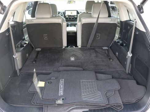 Used 2023 Toyota Highlander L image 12