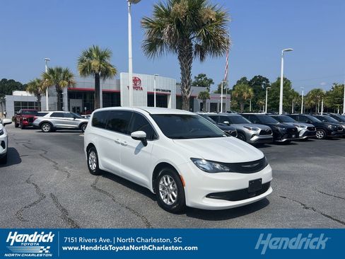 Used 2022 Chrysler Voyager LX FWD image 1