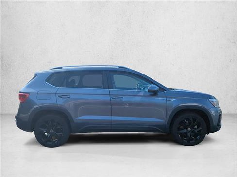 Used 2022 Volkswagen Taos SE w/ Panoramic Sunroof Package FWD image 6