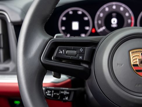 Certified 2025 Porsche Cayenne Coupe AWD/4WD image 31