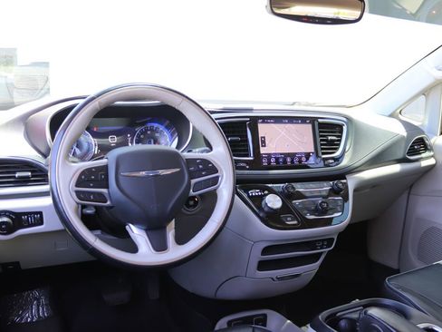 Used 2020 Chrysler Pacifica Limited FWD image 3