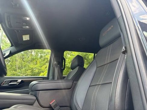 Used 2025 Chevrolet Suburban High Country AWD/4WD image 3