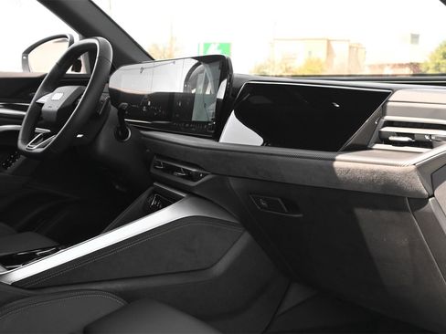 Used 2025 Audi SQ5 Premium Plus w/ Premium Plus Package image 21