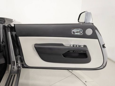 Used 2019 Rolls-Royce Dawn RWD image 38