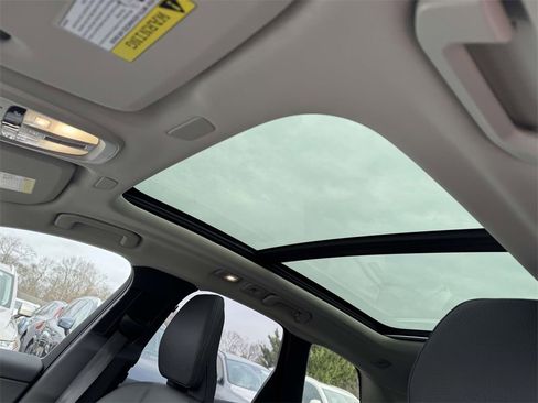 Certified 2025 Volvo XC60 B5 Plus image 18