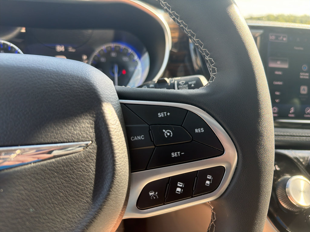 Used 2023 Chrysler Pacifica Limited FWD image 33