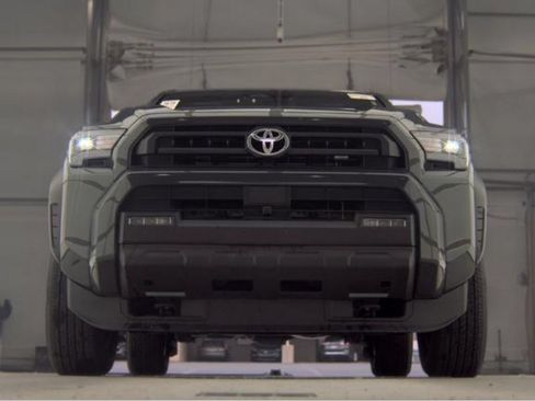 Used 2025 Toyota 4Runner SR5 AWD/4WD image 4