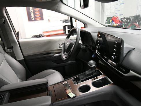 Used 2024 Toyota Sienna XLE FWD image 31
