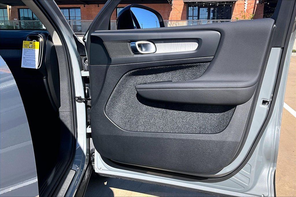 Used 2026 Volvo XC40 B4 Core FWD image 14