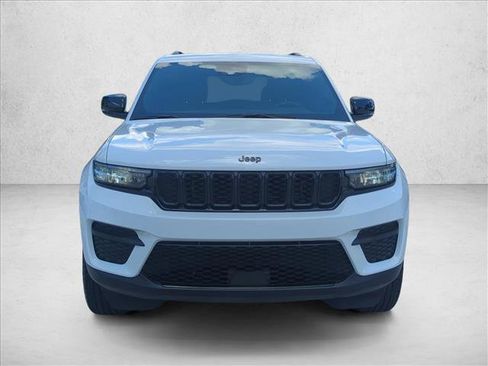 Used 2024 Jeep Grand Cherokee Altitude RWD image 2
