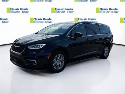 Used 2025 Chrysler Pacifica Select