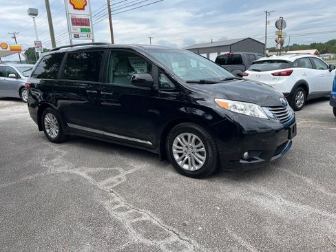 Used 2017 Toyota Sienna XLE Premium w/ Protection Package FWD image 5