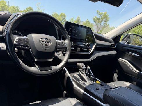 Used 2021 Toyota Highlander XLE FWD image 23
