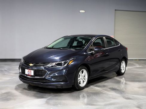 Used 2016 Chevrolet Cruze LT FWD image 3