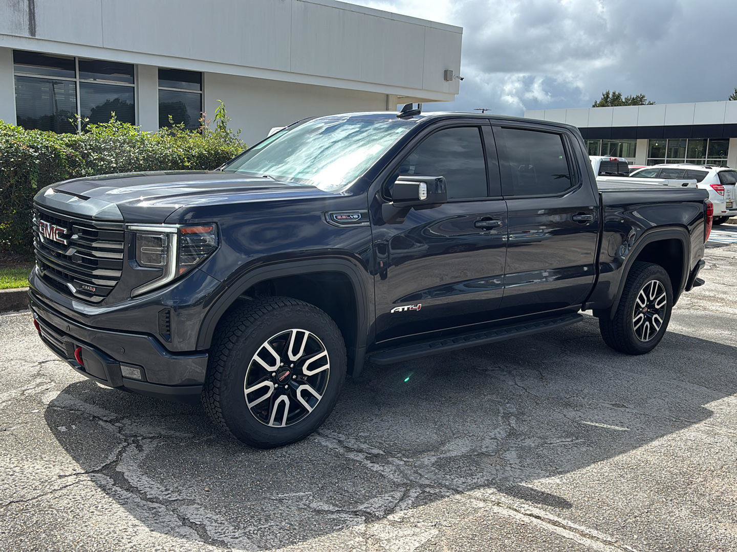 Used 2023 GMC Sierra 1500 AT4 w/ AT4 Premium Package AWD/4WD image 3