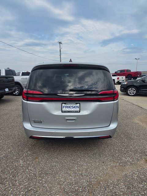 Used 2024 Chrysler Pacifica Touring-L FWD image 5