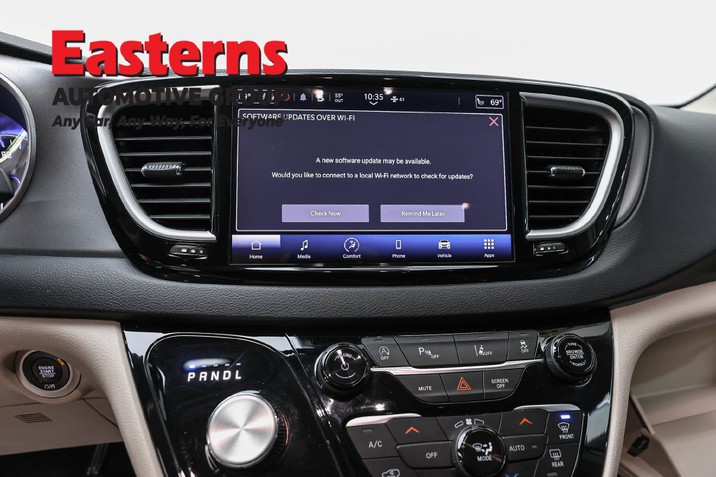Used 2023 Chrysler Pacifica Touring-L FWD image 13