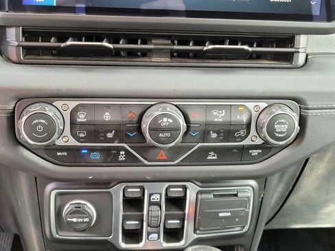 Used 2025 Jeep Wrangler Unlimited Sahara AWD/4WD image 21