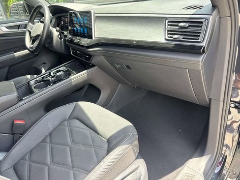 Used 2025 Volkswagen Atlas Cross Sport SE FWD image 17