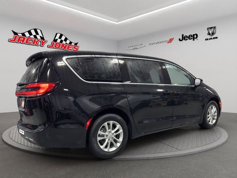 New 2026 Chrysler Pacifica Select image 10