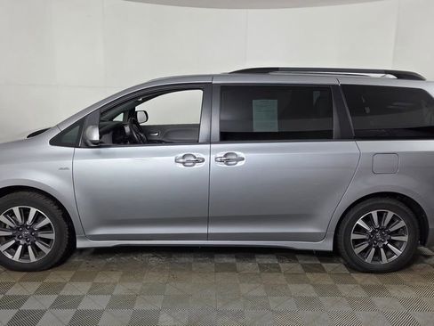 Used 2018 Toyota Sienna XLE w/ XLE Navigation Package image 4