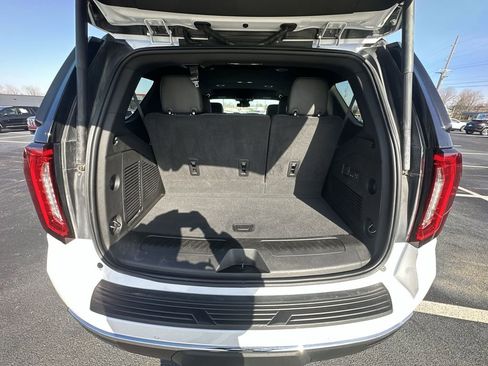 Used 2024 GMC Yukon SLT w/ SLT Luxury Package image 24