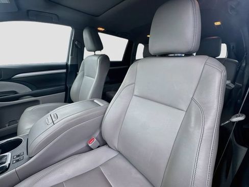 Used 2019 Toyota Highlander XLE AWD/4WD image 21