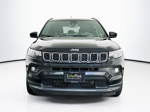 Used 2025 Jeep Compass Latitude image 2