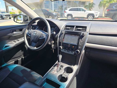 Used 2017 Toyota Camry SE w/ Moonroof Package FWD image 11