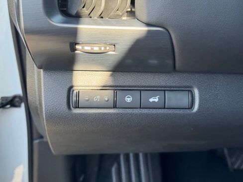 New 2025 Nissan Pathfinder SL image 15