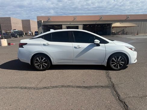 Certified 2021 Nissan Versa SV FWD image 4