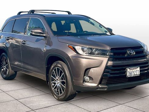 Used 2017 Toyota Highlander SE image 2