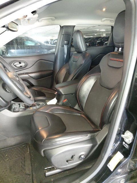 Used 2021 Jeep Cherokee Trailhawk AWD/4WD image 5